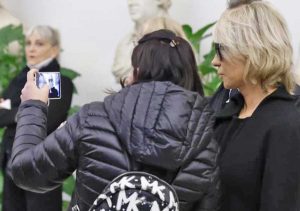 Fan si scatta un selfie con Maria De Filippi davanti al feretro di Maurizio Costanzo