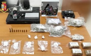 Napoli - Trovati 9 cartucce, 8 involucri di cocaina e altri stupefacenti in una cassetta dell'impianto elettrico