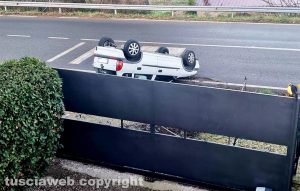 Viterbo - Auto cappotta all'incrocio tra strada Cassia Sud e strada Ponte Sodo