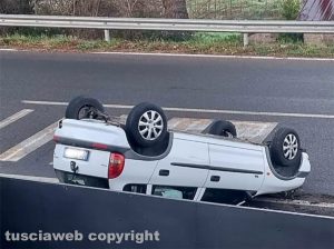 Viterbo - Auto cappotta all'incrocio tra strada Cassia Sud e strada Ponte Sodo