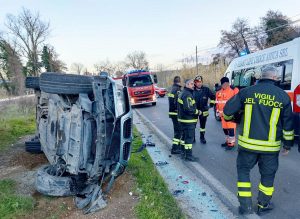 Fabrica di Roma - Incidente via Falerina, auto cappotta su un fianco