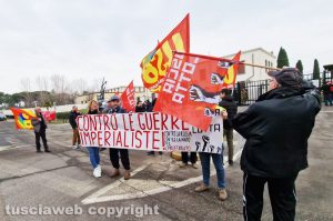 Viterbo - Manifestazione contro la guerra di fronte al Centro addestrativo aviazione esercito