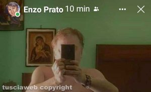 La foto apparsa sul profilo Facebook di don Enzo Prato