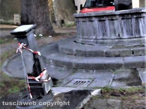 Fontanella in equlibrio precario a San Martino al Cimino