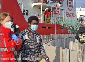 Civitavecchia - Sbarco dei migranti dalla ong Life Support