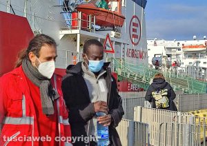 Civitavecchia - Sbarco dei migranti dalla ong Life Support