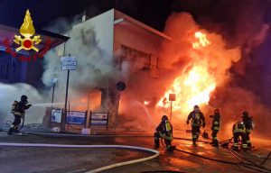 Supermercato in fiamme a Santa Marinella