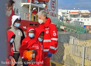 Civitavecchia - Sbarco dei migranti dalla ong Life Support