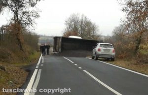 Acquapendente - Camion si ribalta
