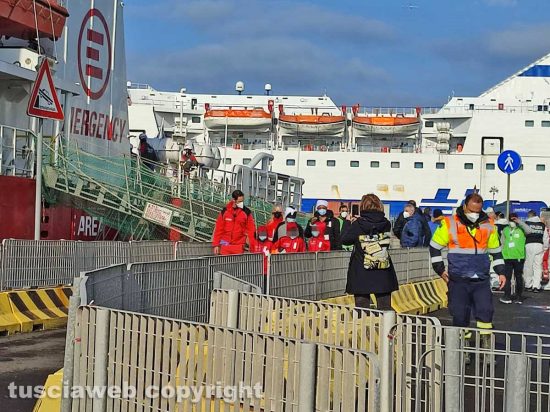 Civitavecchia - Sbarco dei migranti dalla ong Life Support