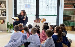 Valeria Troncarelli legge il suo libro ai piccoli della scuola di Bassano in Teverina
