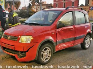 Civitavecchia - La Panda finita addosso alla caserma dei vigili del fuoco