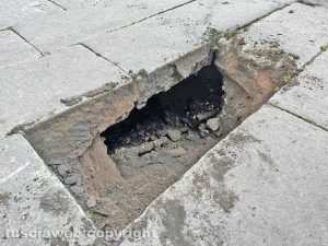 Viterbo - Crolla la pavimentazione di piazza del Gesù