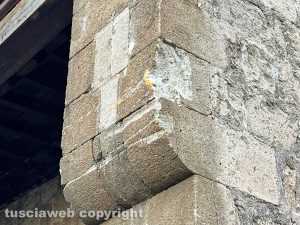 Viterbo - La parte danneggiata del loggiato di palazzo Farnese
