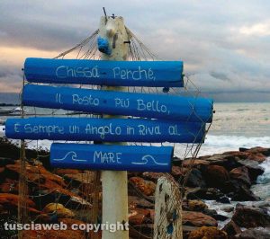 Cartello in riva al mare a Ladispoli