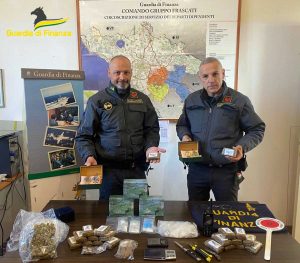 Roma - 10 chili di hashish sequestrati