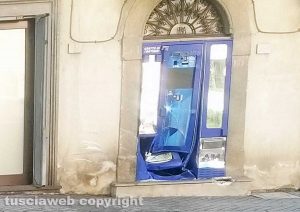 Montefiascone - Auto contro distributore automatico