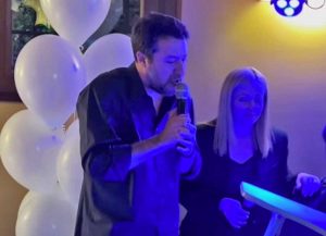 Il karaoke di Salvini e Meloni