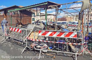 Civitavecchia - L'attività transennata al mercato dopo l'incendio