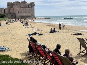 Santa Severa - I primi bagnanti sulla spiaggia