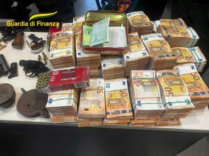 Roma - Guardia di finanza - I contanti sequestrati
