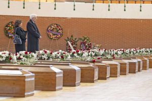 Crotone - Mattarella alla camera ardente dei migranti morti in mare