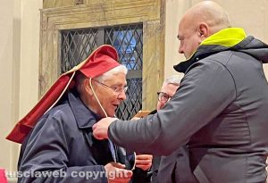 Viterbo - Il vescovo Orazio Francesco Piazza e il capo dei facchini Sandro Rossi