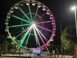 Viterbo - La ruota panoramica di notte a pratogiardino Lucio Battisti