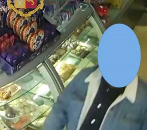 Viterbo - Uno dei due arrestati ripreso dalle telecamere del bar