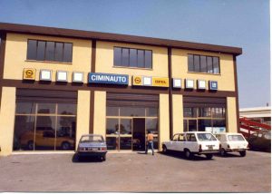 Ciminauto 1980 - Ingresso principale con affiancati esposizione auto e magazzino ricambi