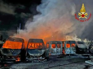 Roma - Maxi incendio in un deposito a Ostia antica, distrutti 22 autobus