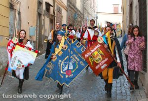 Viterbo - Il corteo dei boccioli, rosine e mini facchini di Santa Rosa - Gli sbandieratori