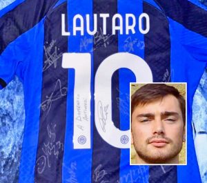 La maglia autografata dell'Inter - Nel riquadro: Domenico Antinori