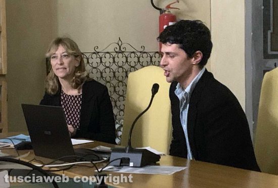 La soprintendente Margherita Eichberg e Gabriele Gallinari, l'attore e proprietario di casa Pasolini a Chia