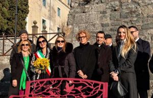 San Martino al Cimino - La panchina rossa donata contro la violenza di genere