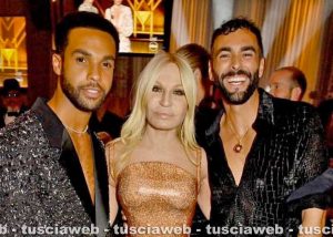 Los Angeles - Marco Mengoni in total look Versace insieme alla stilista Donatella Versace e all’attore Lucien Laviscount