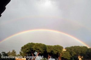 Doppio arcobaleno nel cielo