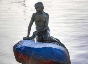 Copenaghen - Imbrattata la statua della sirenetta