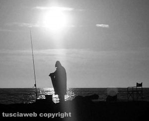 Pescatore al tramonto a Ladispoli