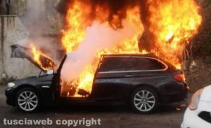 Macchina in fiamme a Bagnaia