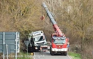 Viterbo - Camion fuori strada in strada Acquarossa