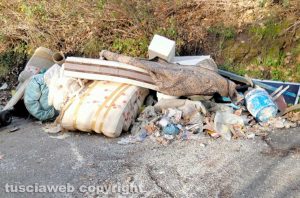 Viterbo - Immondizia a monte Rizzo