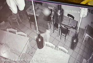 Viterbo - L'uomo all'interno della Cantina dei Papi