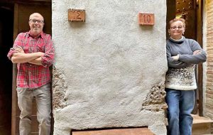 Doug and Leah Johnson fuori l’entrata della loro casa a Vasanello