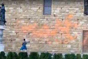 Firenze - Imbrattano le mura di palazzo Vecchio