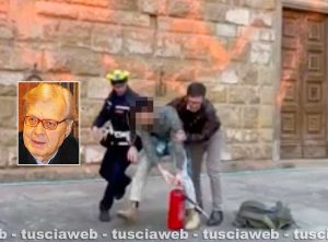 Firenze - Il sindaco blocca l’attivista che ha imbrattato palazzo Vecchio - Nel riquadro: Vittorio Sgarbi
