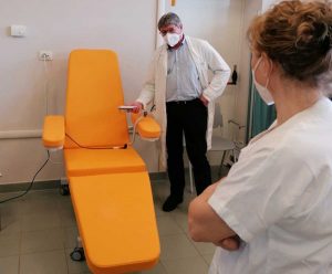 Viterbo - La poltrona per la chemioterapia donata a Belcolle