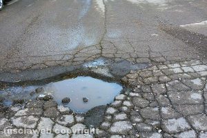 Viterbo - Buche in via Monti Cimini