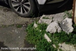 Viterbo - Il marciapiede in via Caduti sul Lavoro