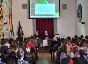 Bolsena - Bullismo e cyberbullismo, i carabinieri incontrano gli studenti delle medie